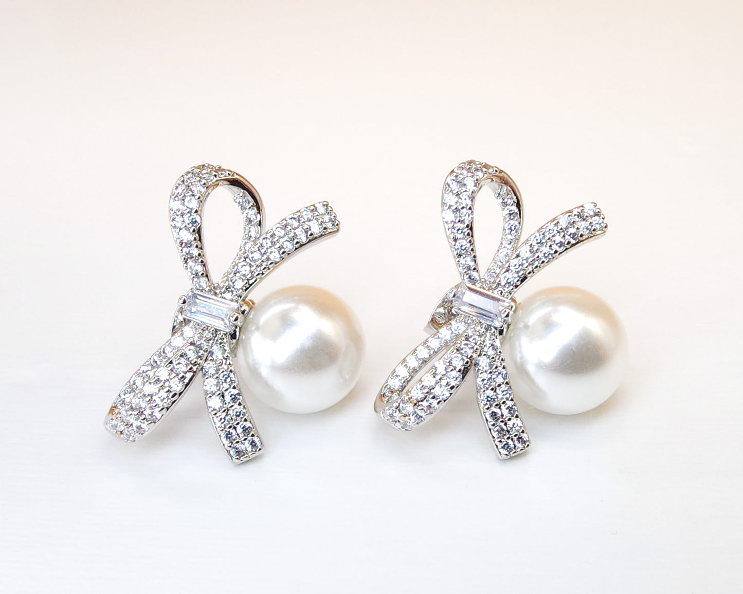 Peral Ribbon Earring