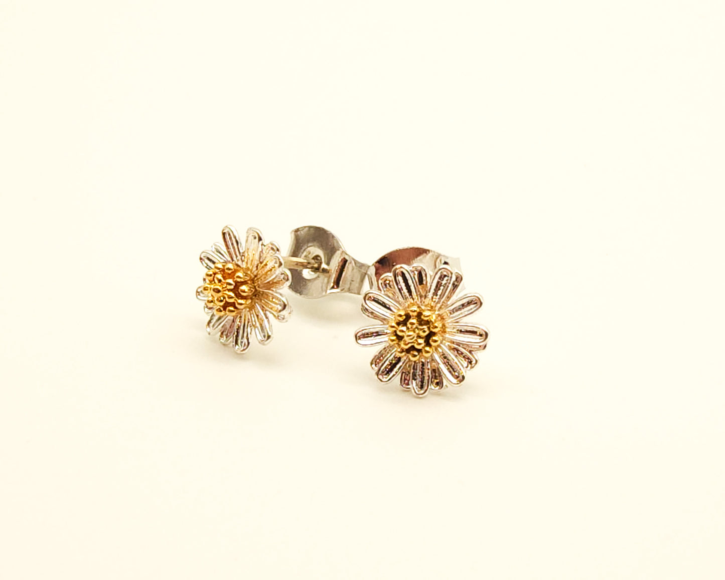 Tiny Daisy Earring